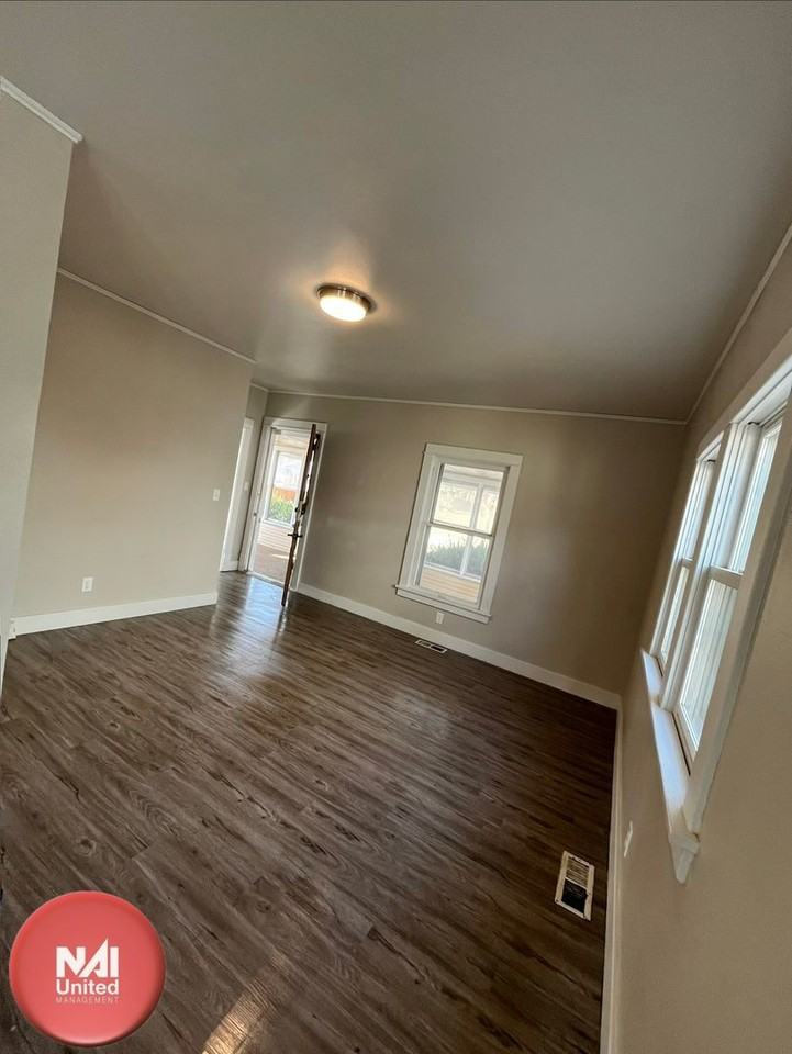 720 36th St - Photo 3 of 14