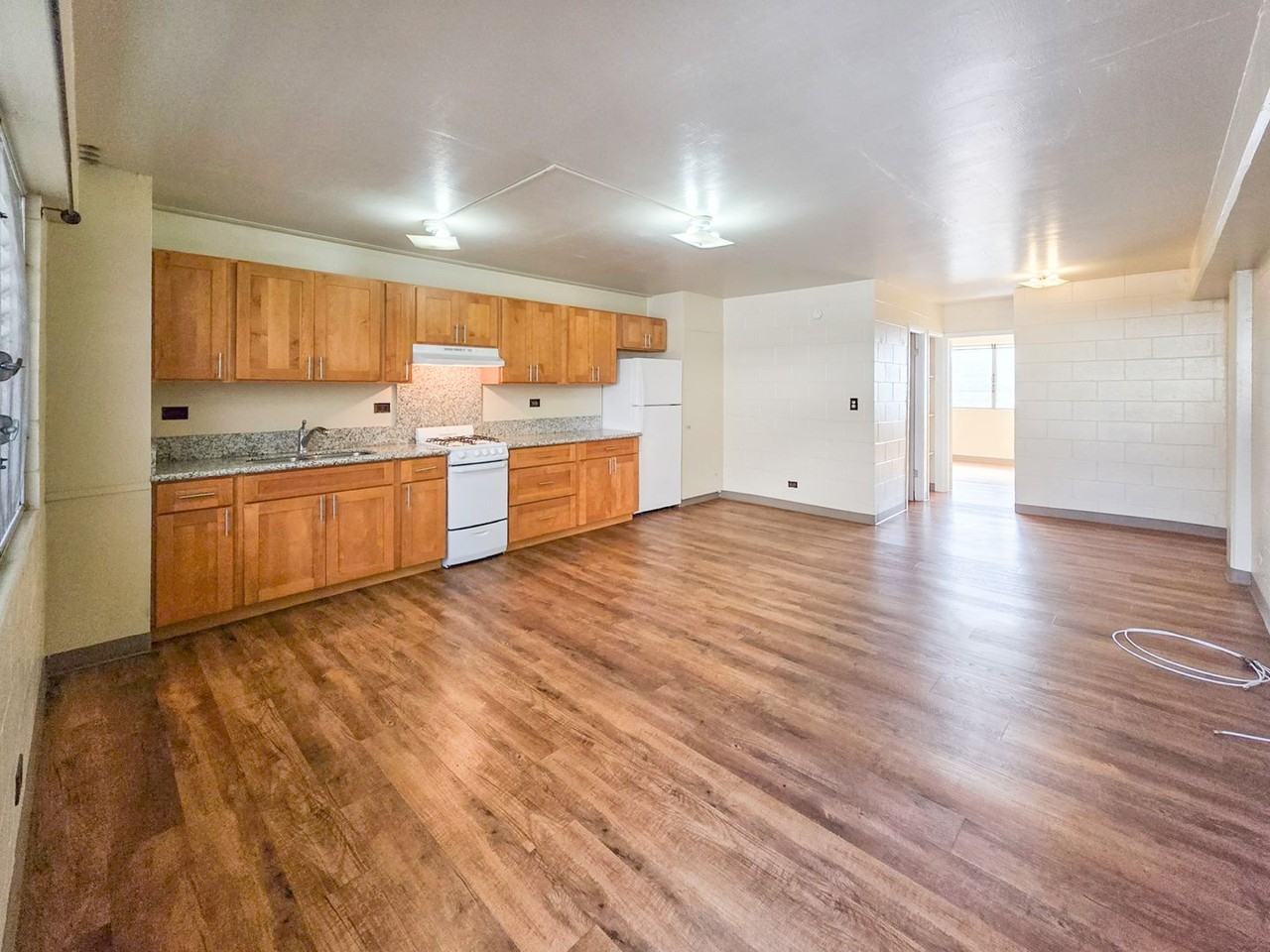 1156 - Photo 2 of 44