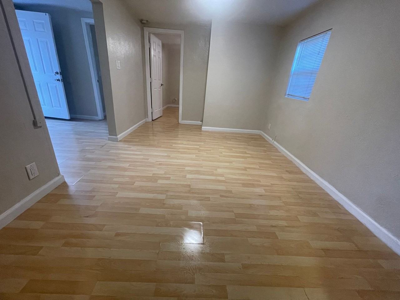 616 1/2 W 16th St - Photo 4 of 14