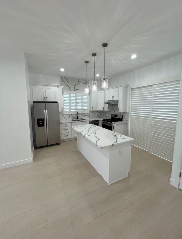 8684 Oasis Ave - Photo 2 of 7