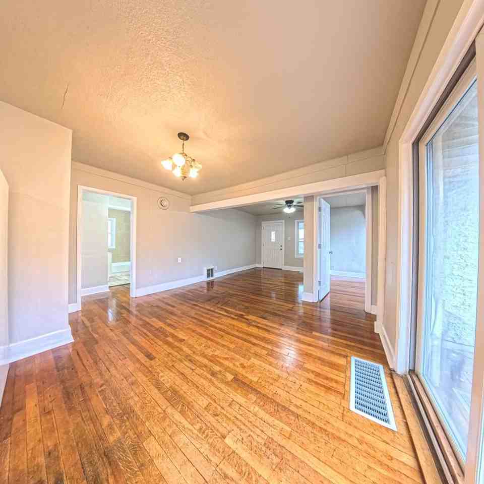 3924 2nd Ave - Photo 4 of 20