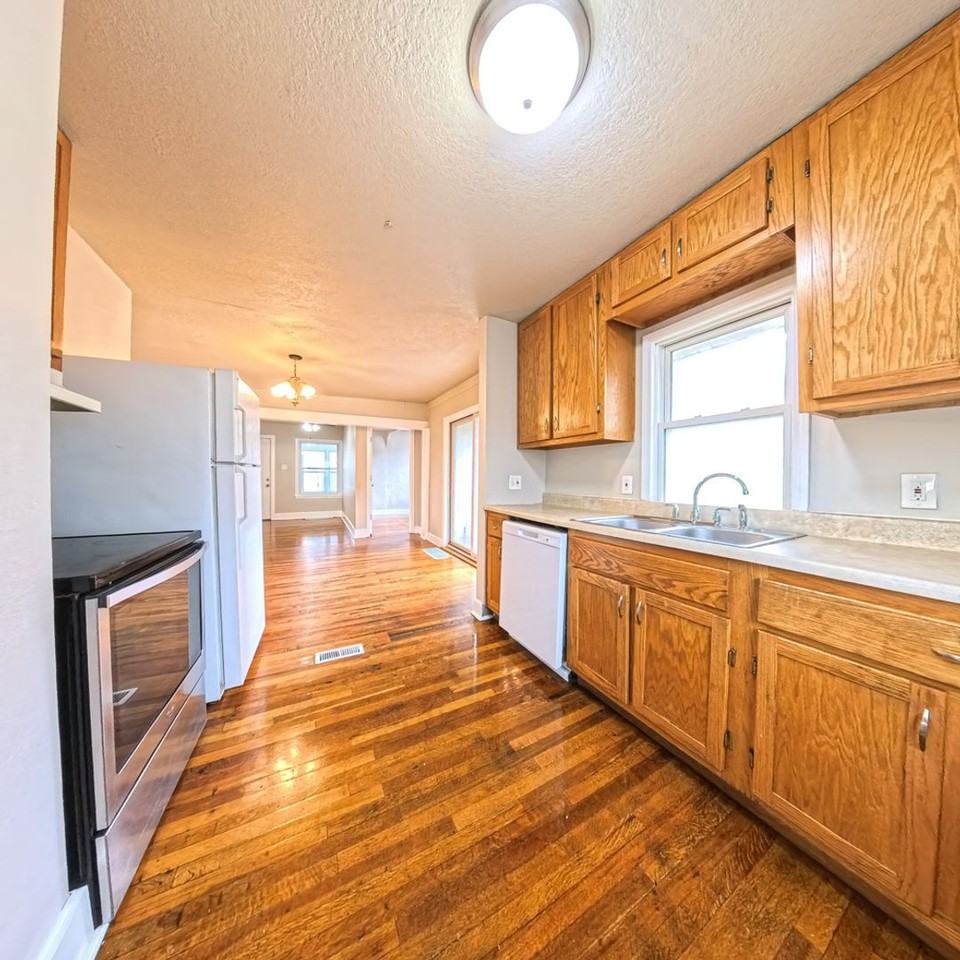 3924 2nd Ave - Photo 7 of 20