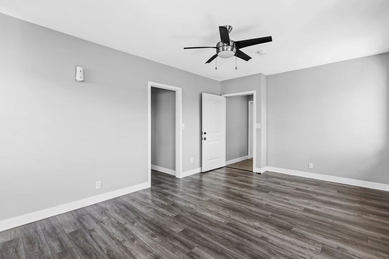 1608 W 42nd Pl - Photo 4 of 14