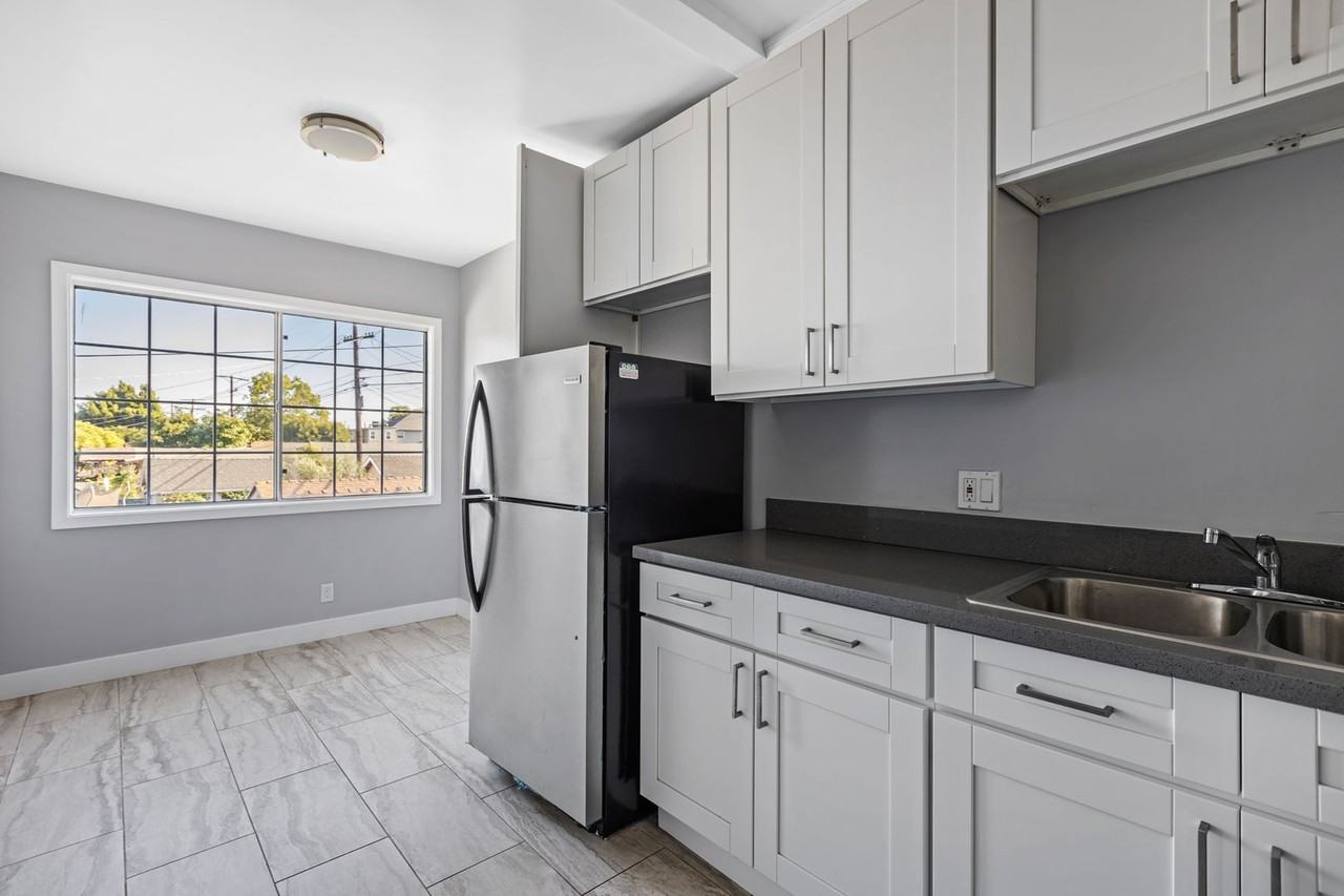 1608 W 42nd Pl - Photo 5 of 14