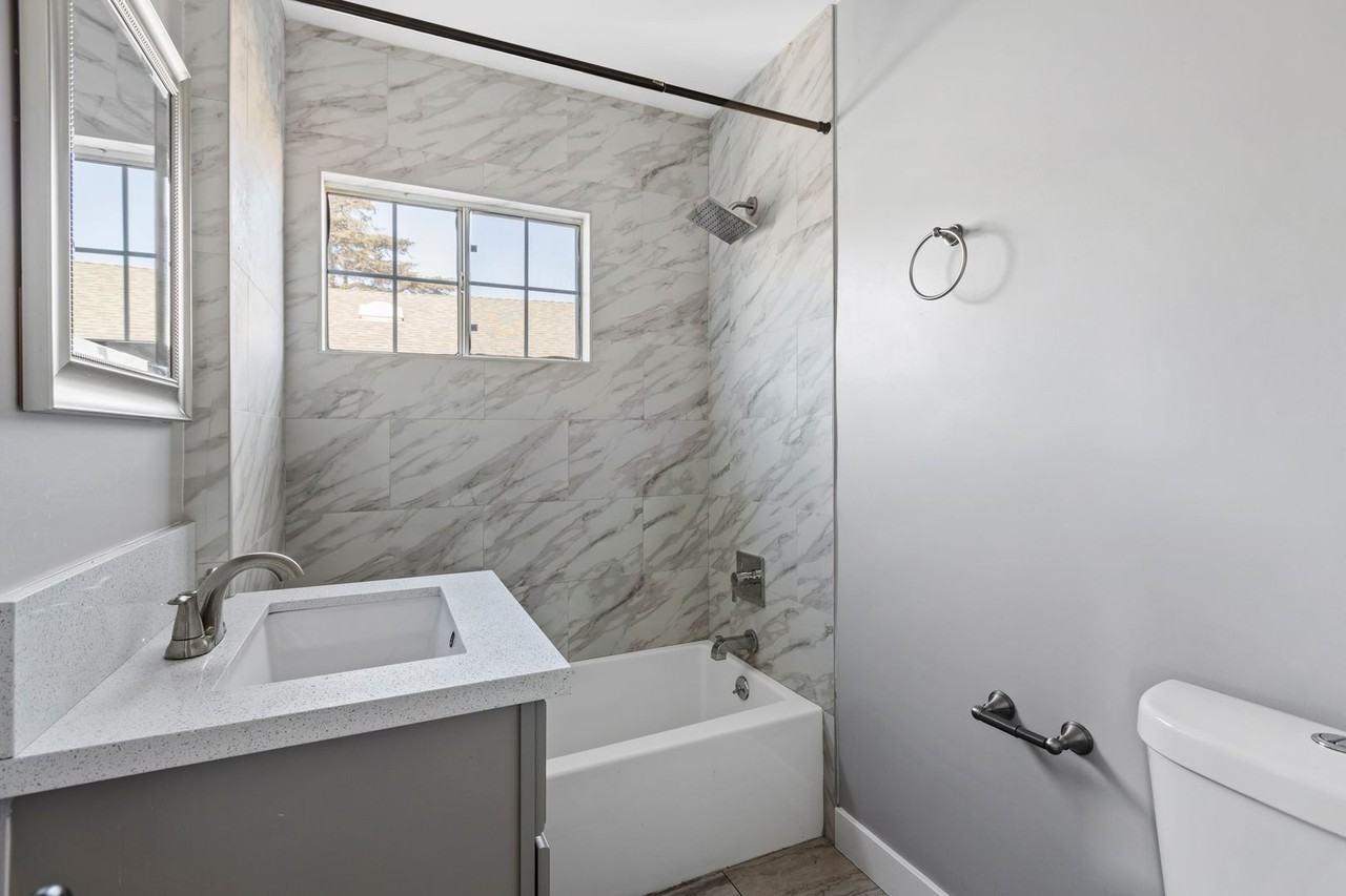 1608 W 42nd Pl - Photo 7 of 14