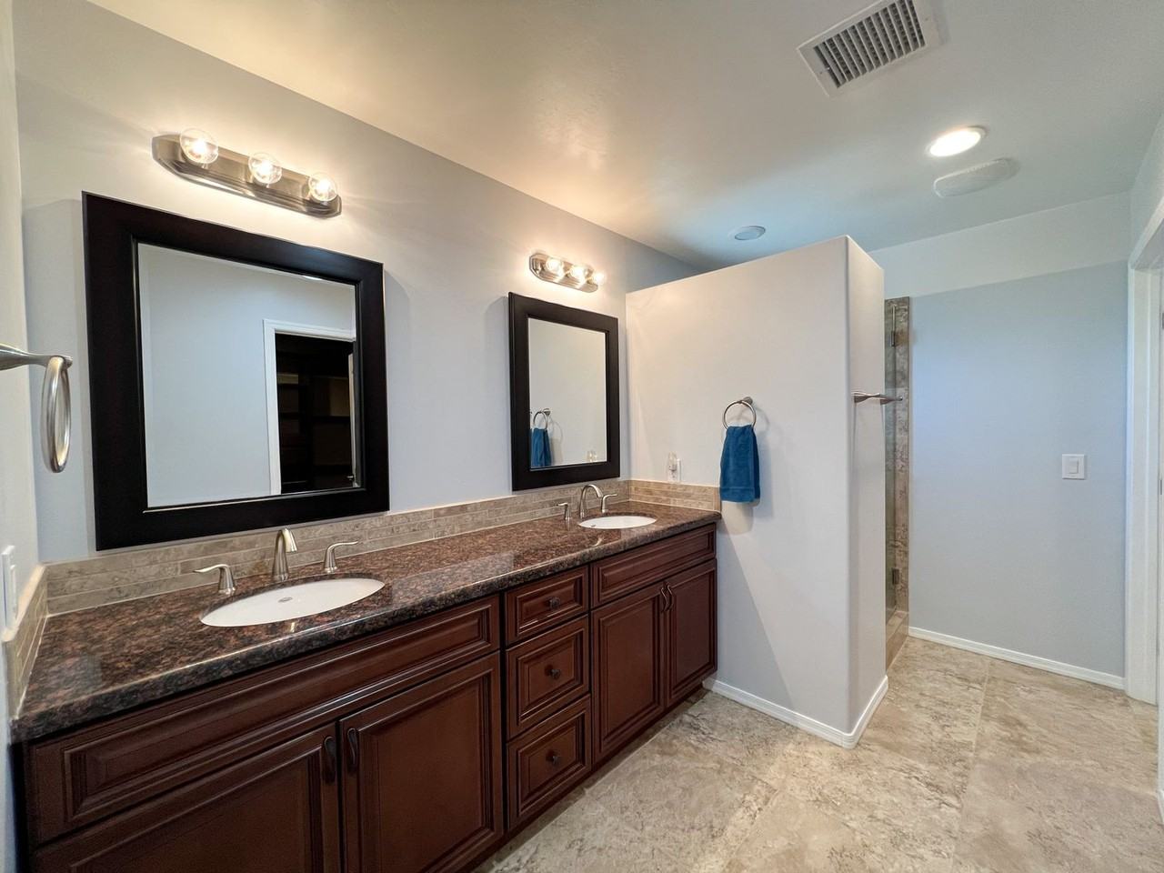 2282 S Eastern Dr - Photo 3 of 22