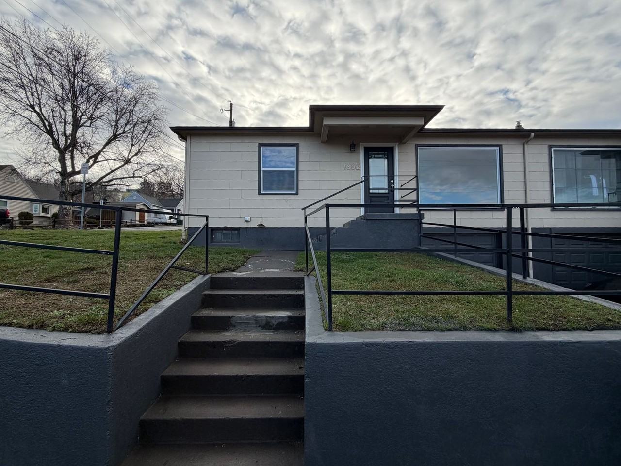 1302 Sw Goodwin Ln - Photo 2 of 13