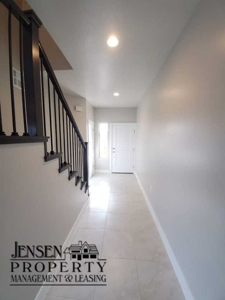 641 S Breann Dr - Photo 4 of 31