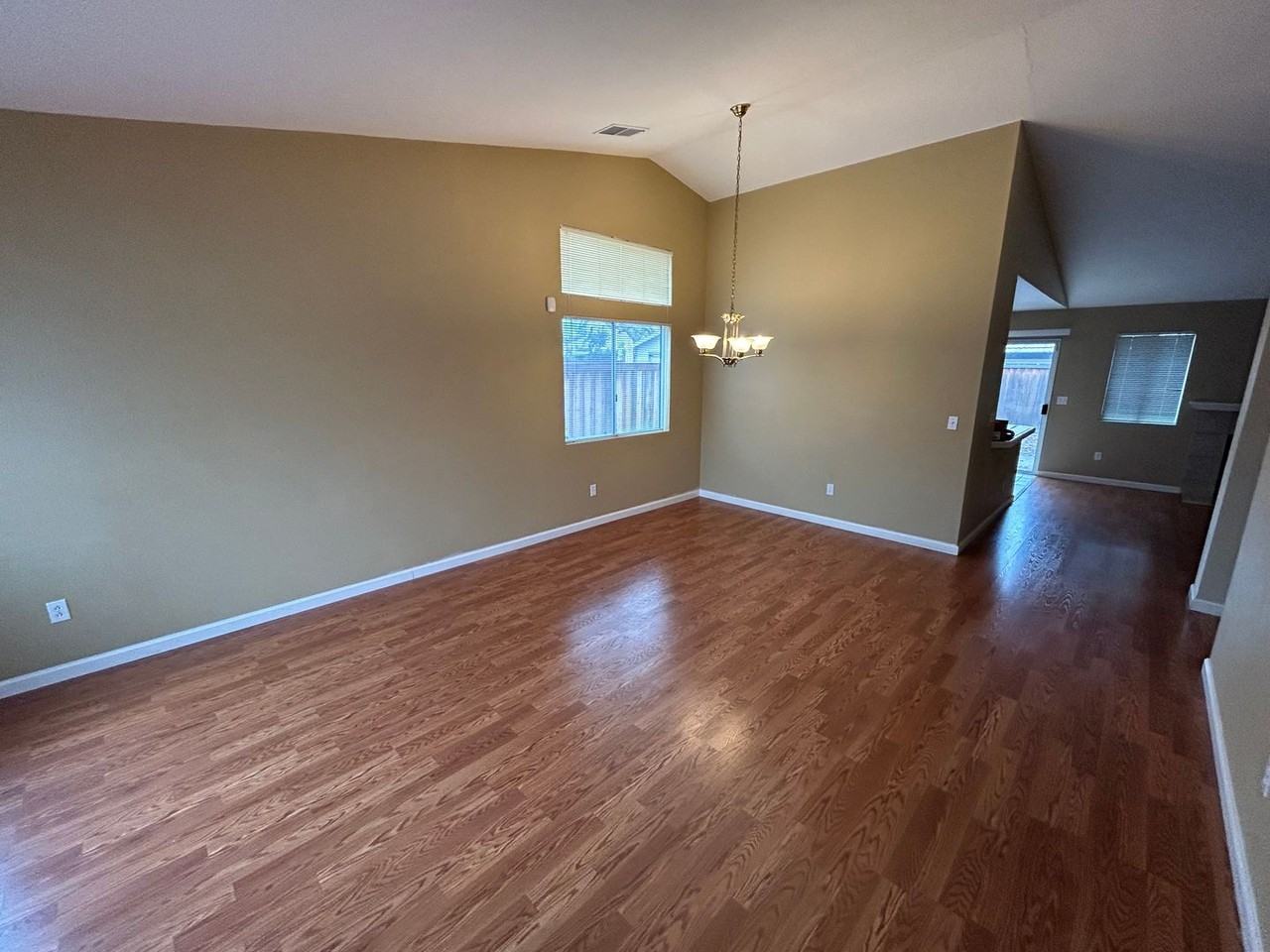 955 Coventry Cir - Photo 3 of 20