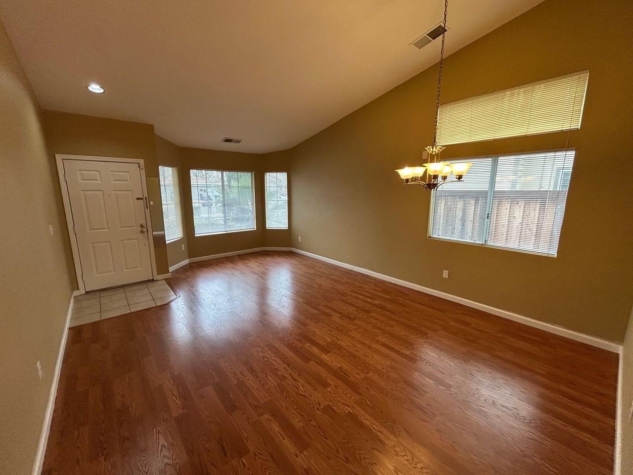 955 Coventry Cir - Photo 4 of 20