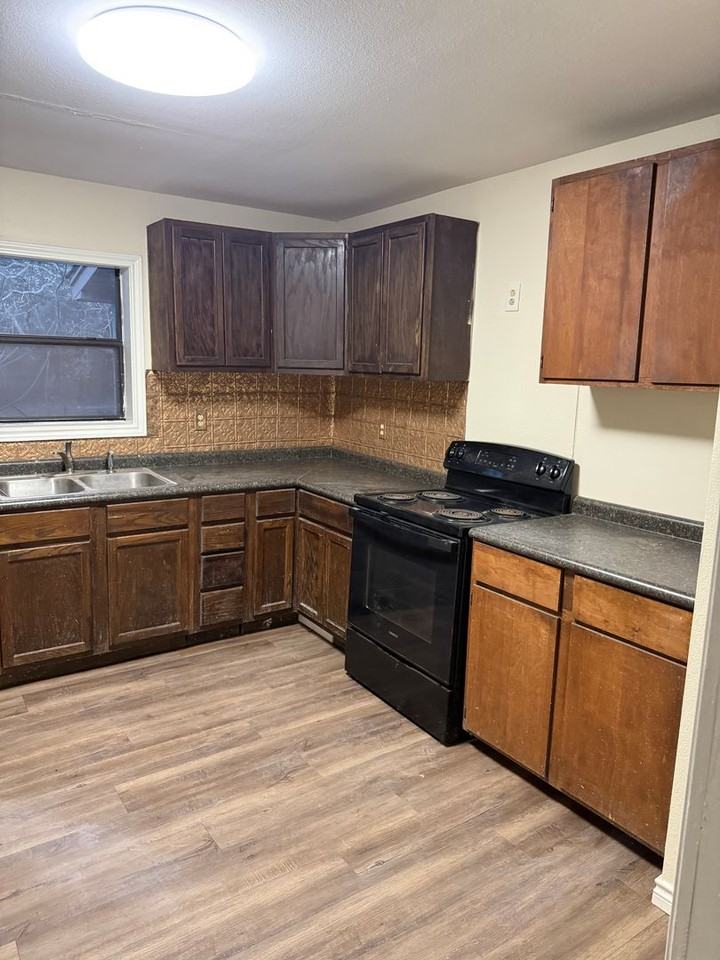 1404 Martha Dr - Photo 3 of 13