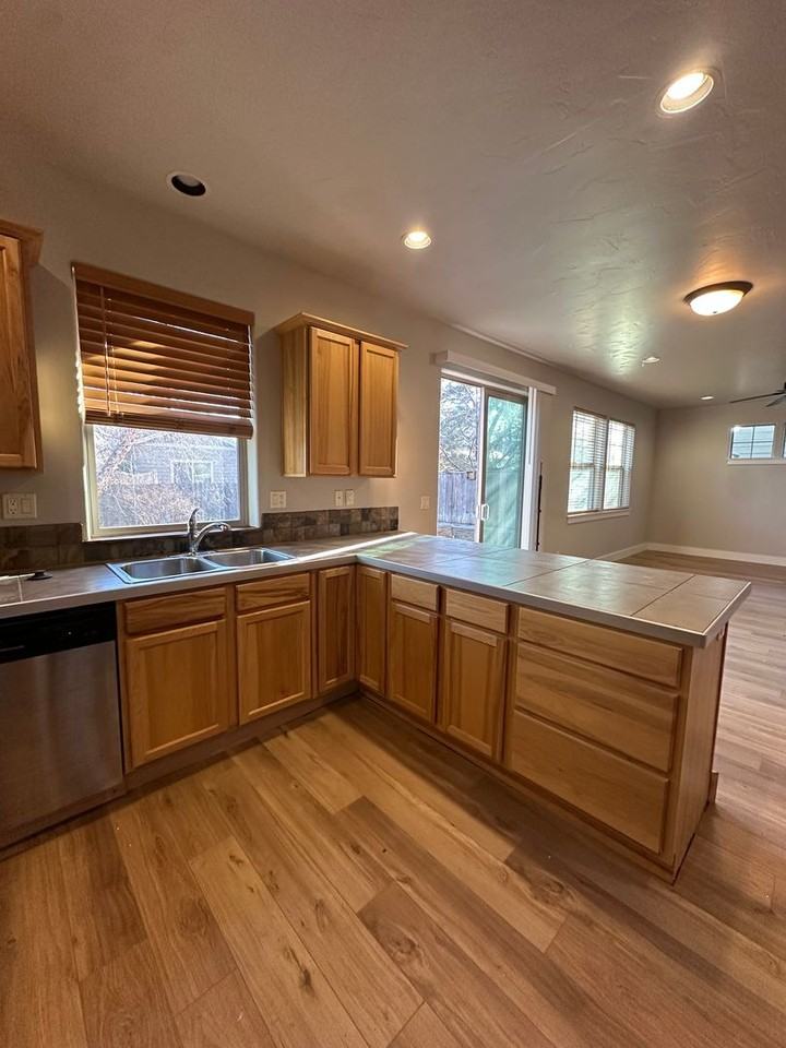 1244 Sw Wheeler Pl - Photo 7 of 25