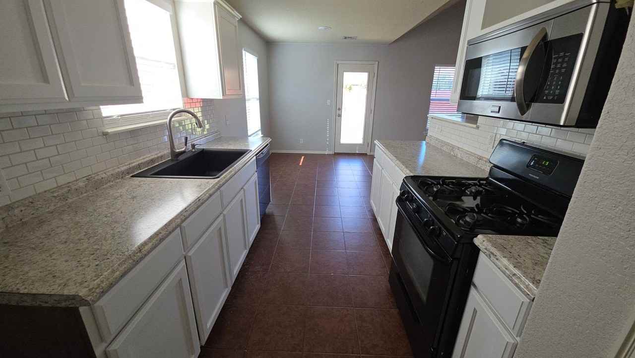 10720 N 153rd East Ave - Photo 4 of 41