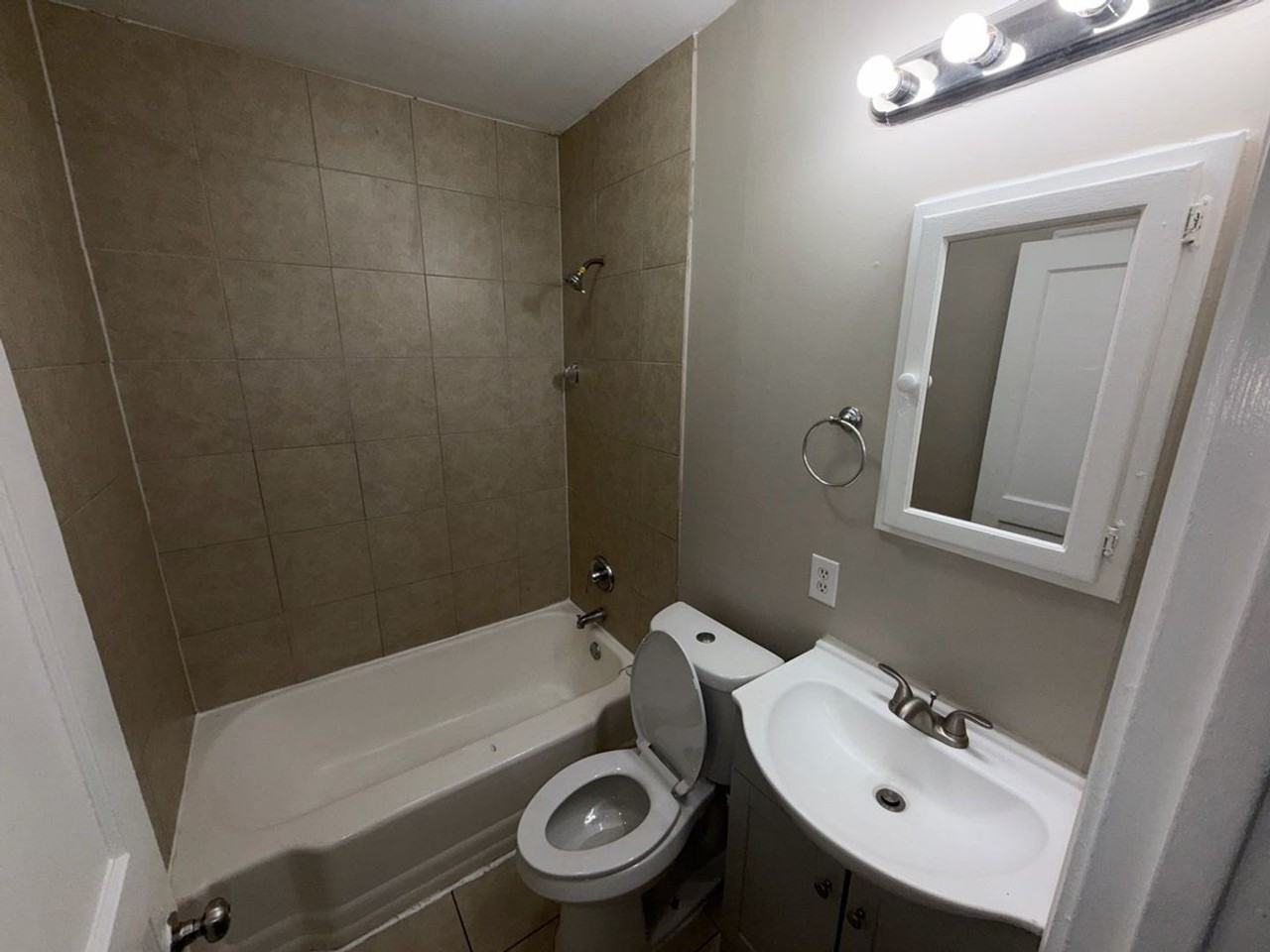 1017 Gordon St - Photo 5 of 22