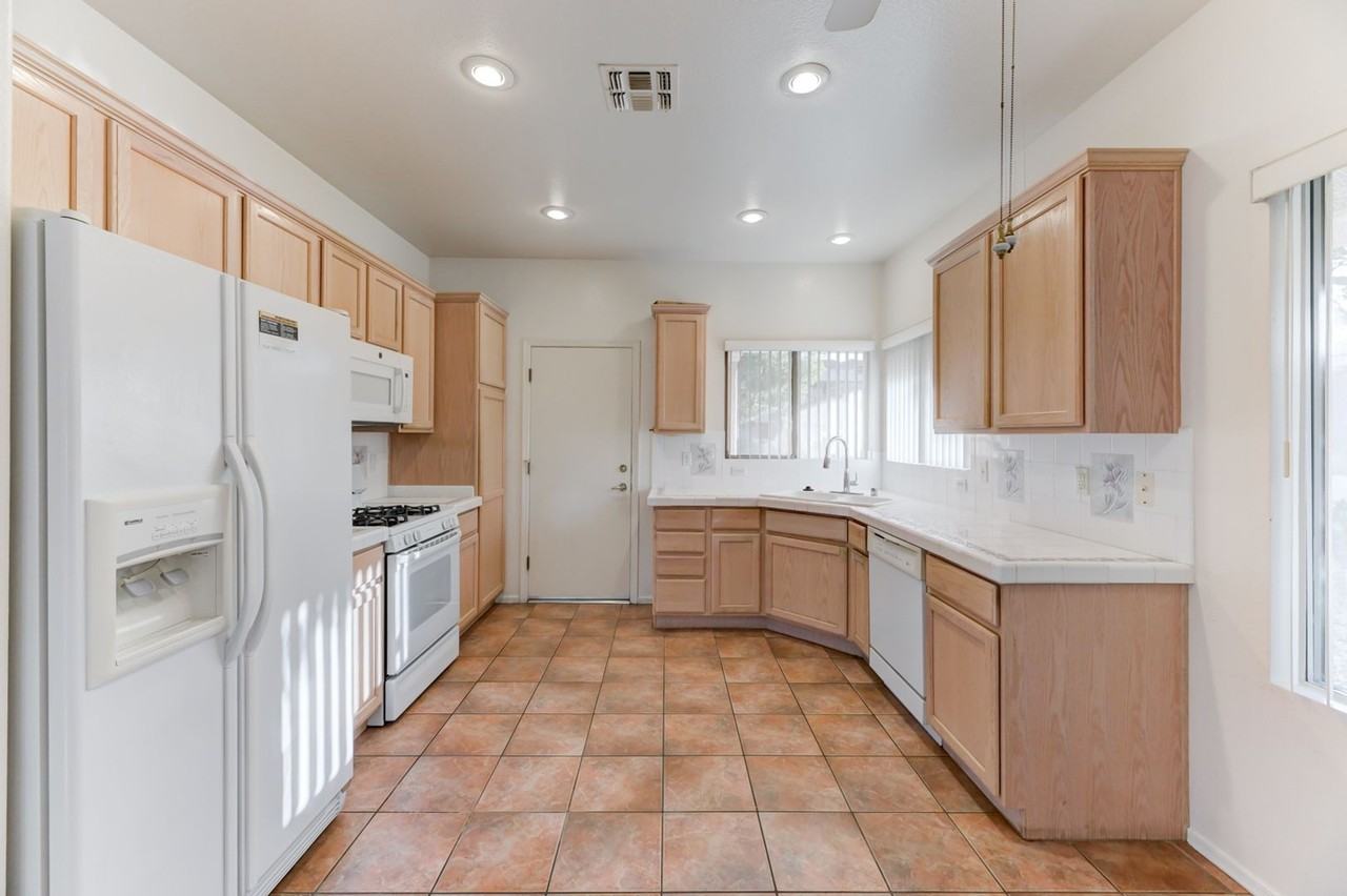 2144 Desert Woods Dr - Photo 5 of 16