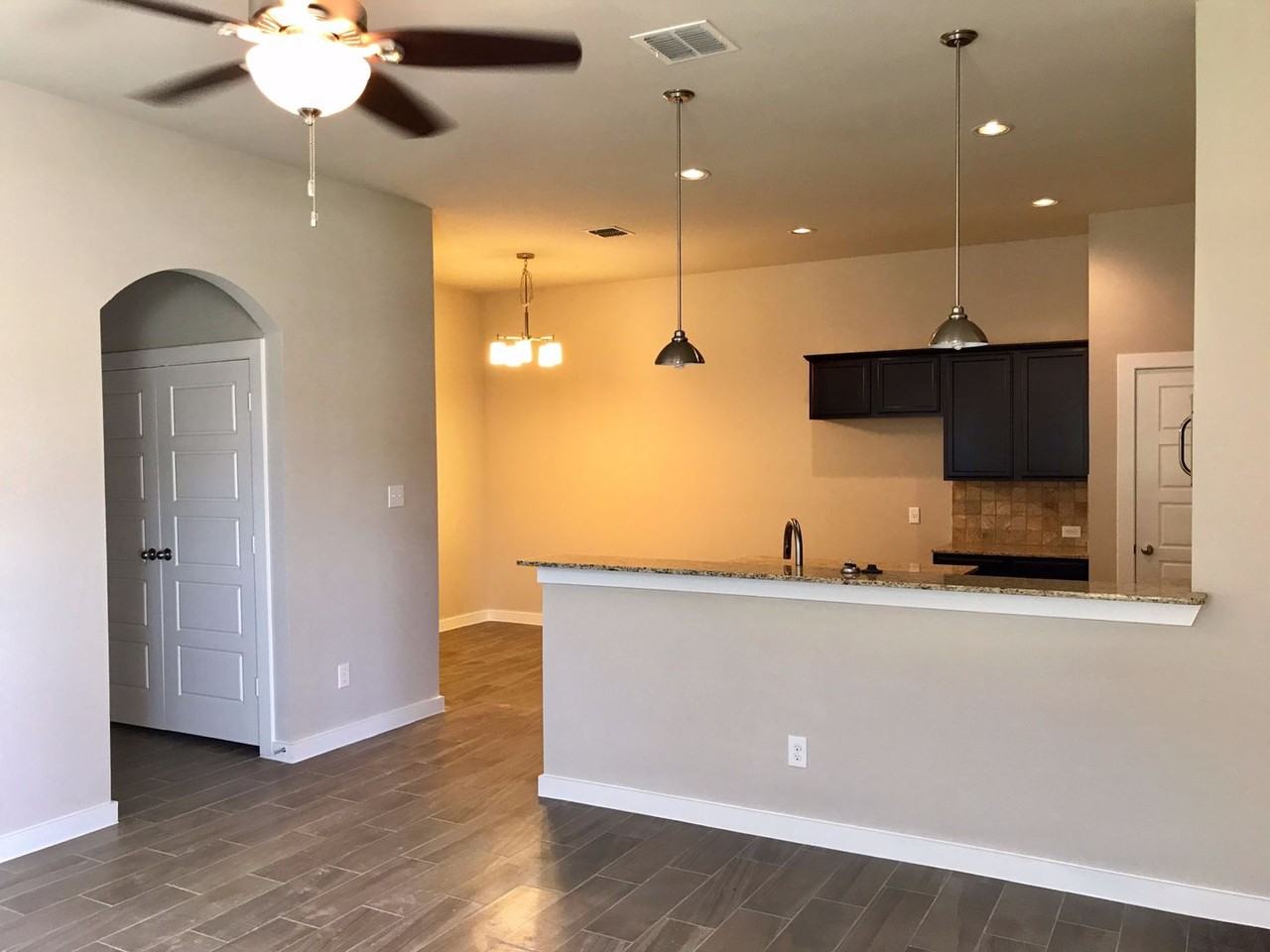 906 Skyview Dr - Photo 2 of 13