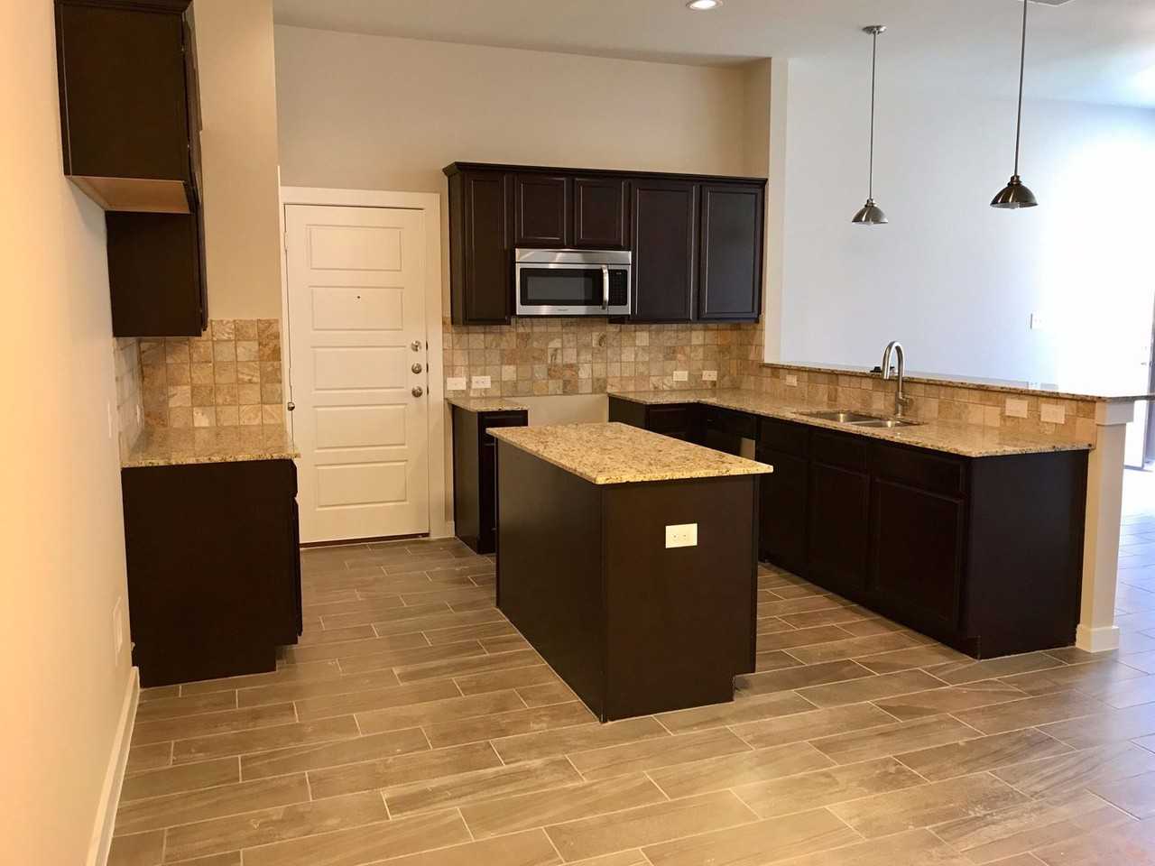 906 Skyview Dr - Photo 3 of 13