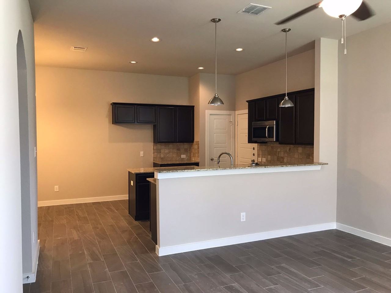 906 Skyview Dr - Photo 4 of 13