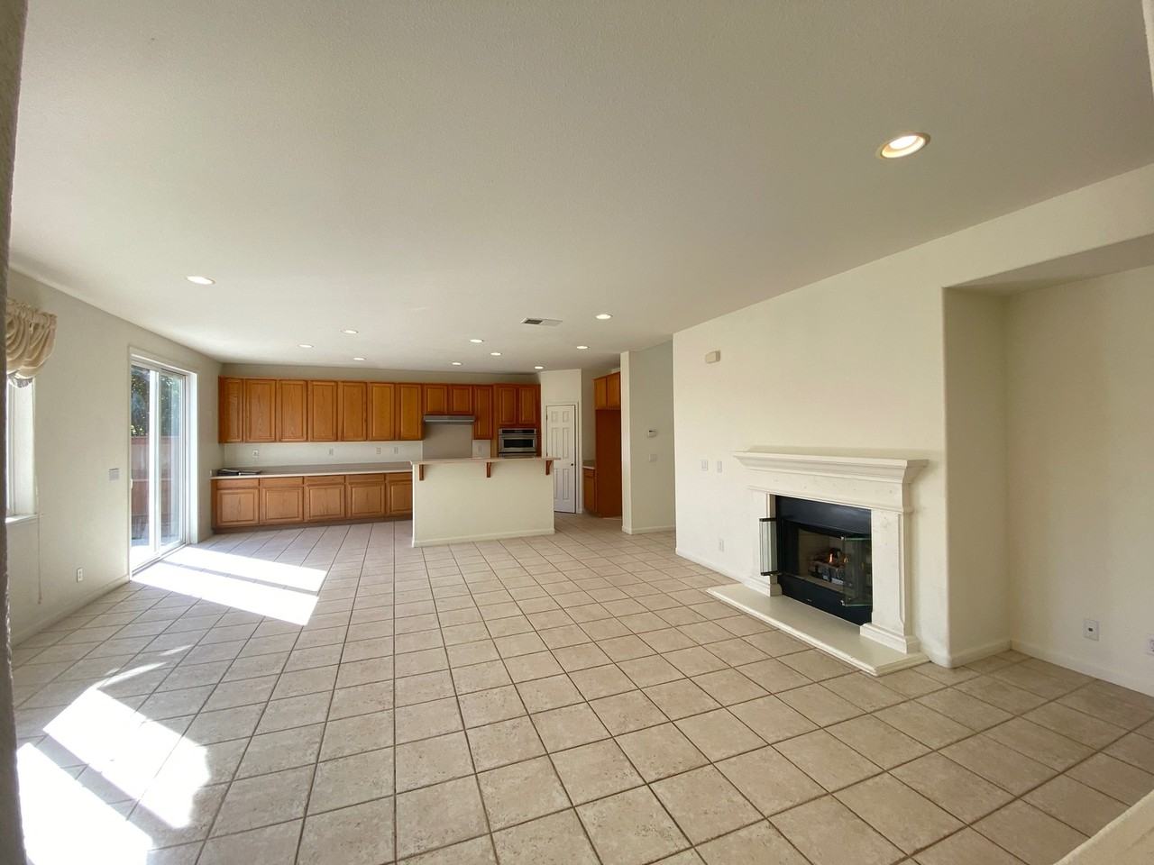 4725 Sea Ridge Ct - Photo 4 of 24