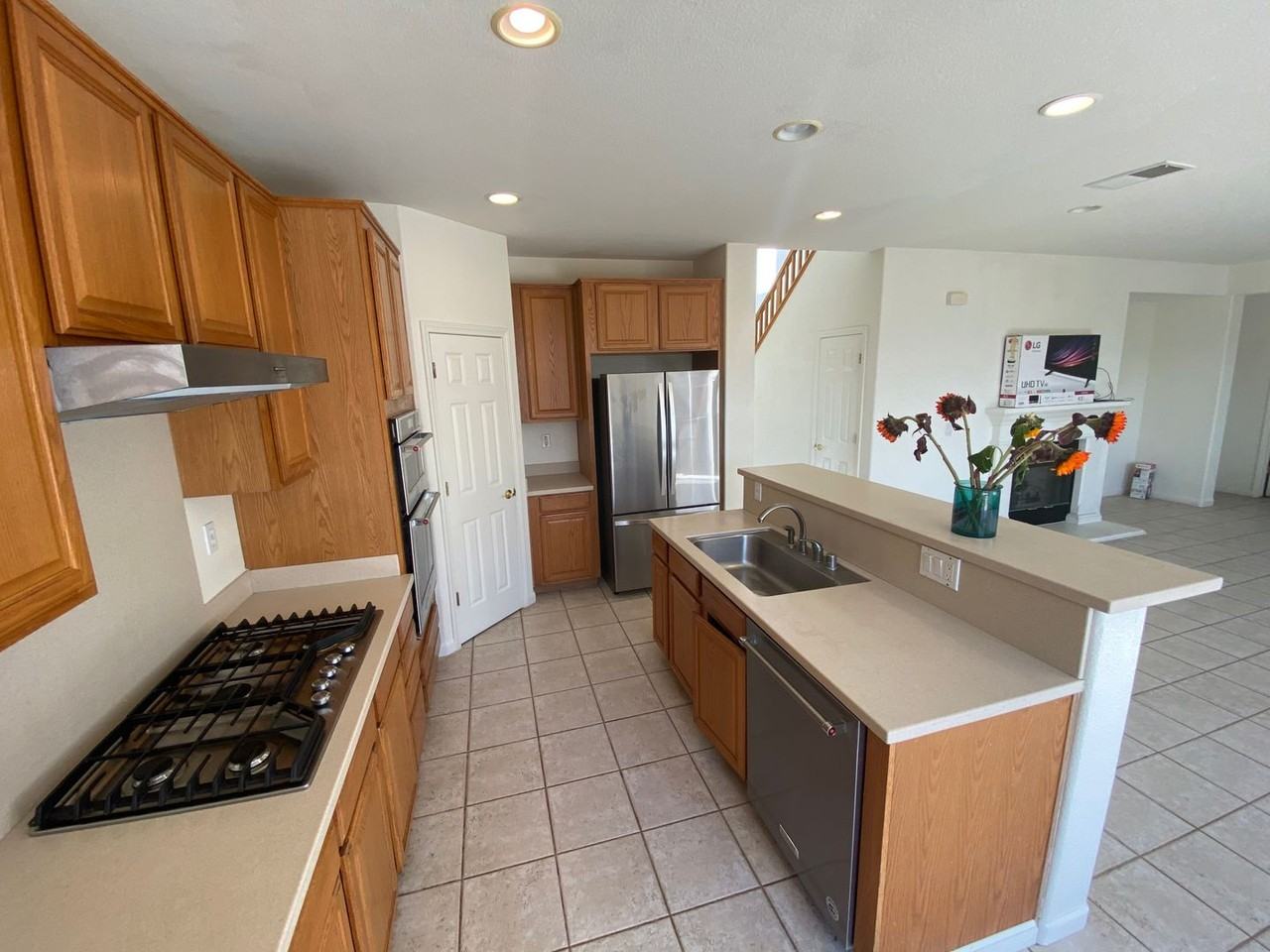 4725 Sea Ridge Ct - Photo 7 of 24