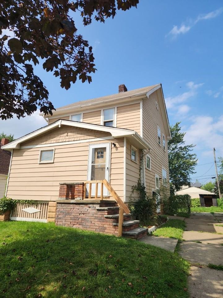 7817 Bancroft Ave - Photo 3 of 5