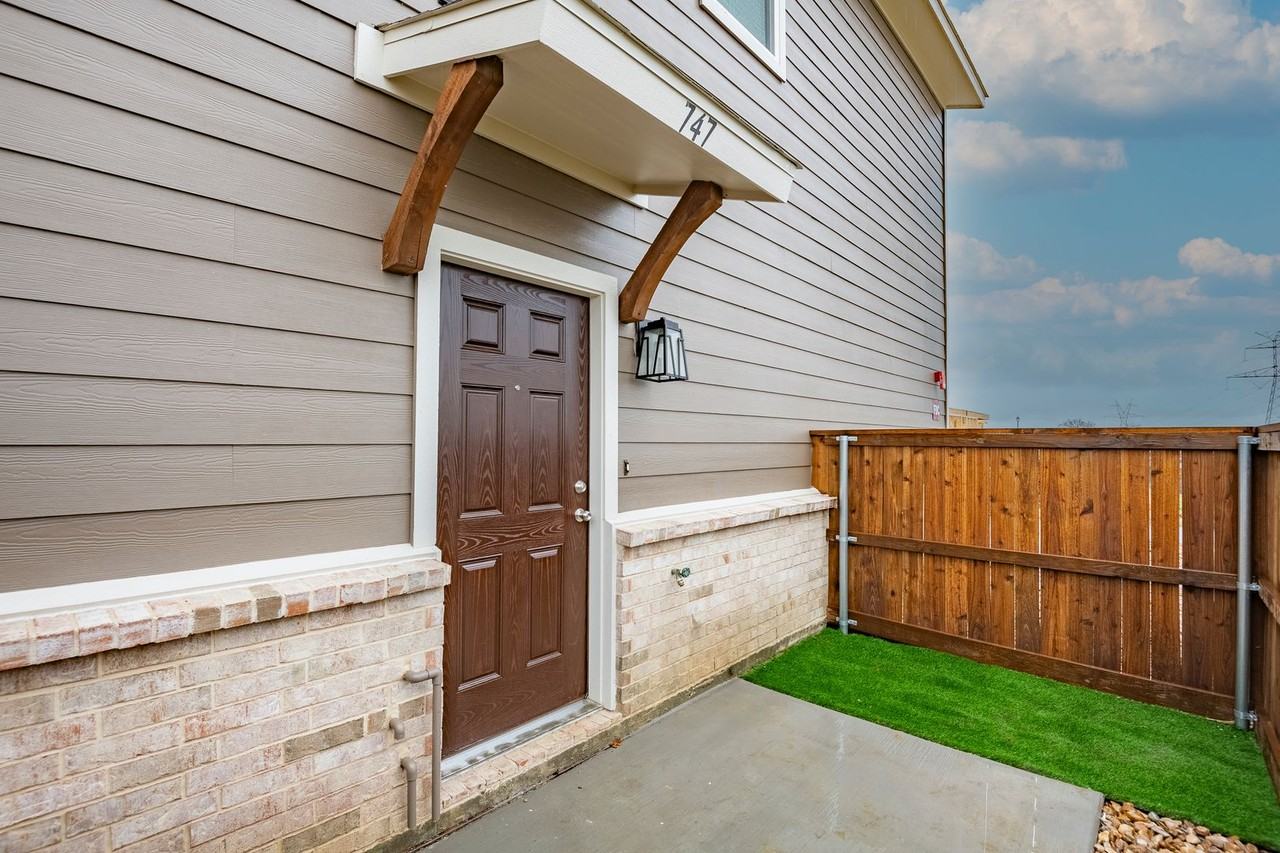 747 Wheatfield Dr - Photo 3 of 21