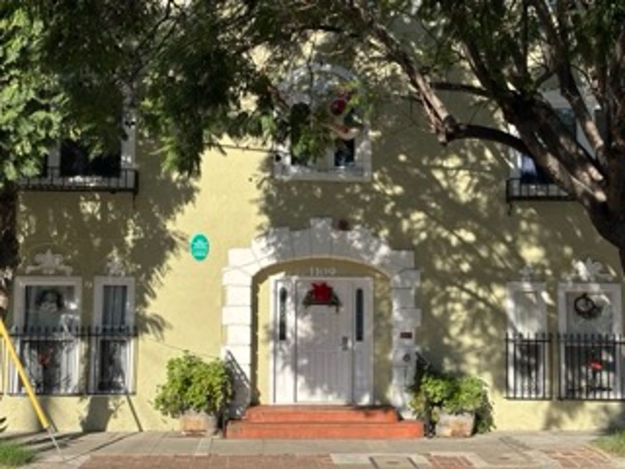 1109 Laguna Ave - Photo 2 of 21