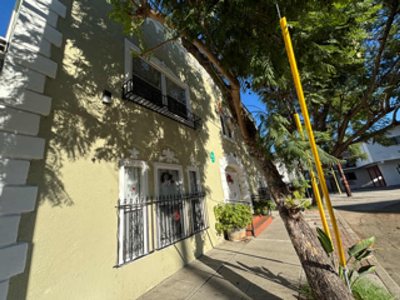 1109 Laguna Ave - Photo 4 of 21