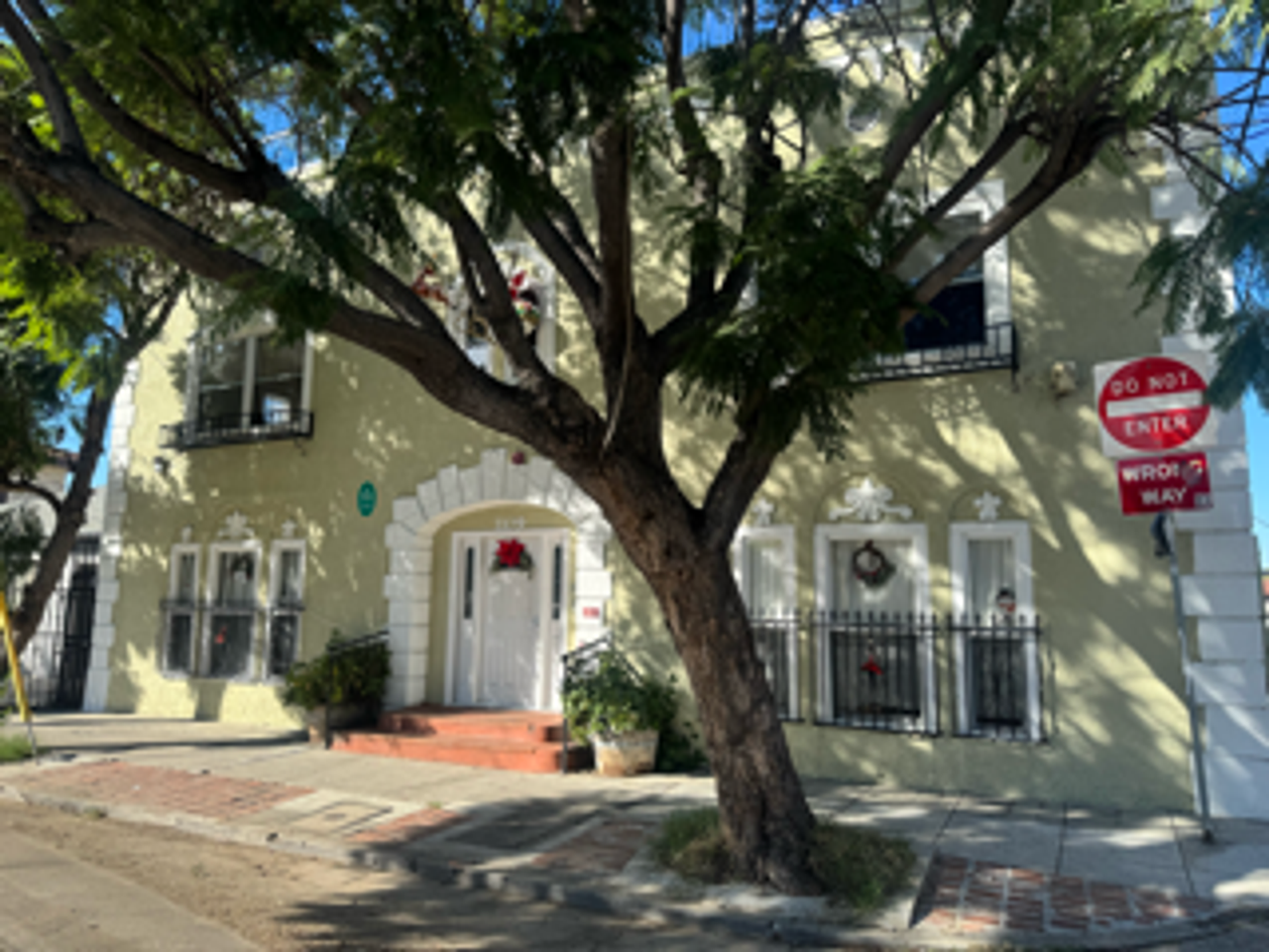 1109 Laguna Ave - Photo 7 of 21