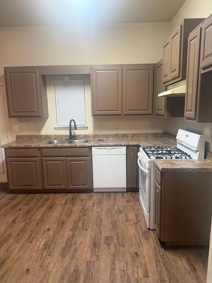 11817 Nw 7th St - Photo 4 of 30