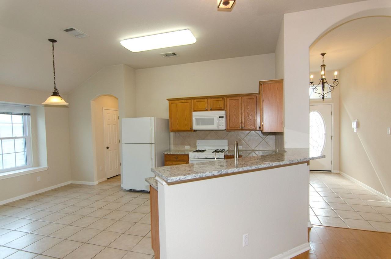 1006 Promenade Ct - Photo 7 of 32