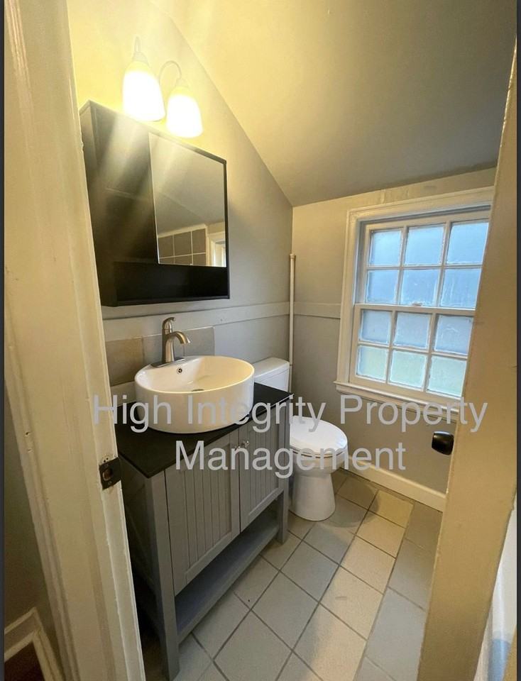 822 Adams St - Photo 3 of 5