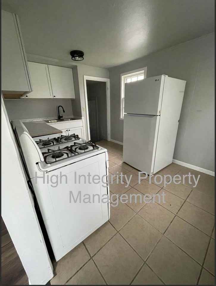 822 Adams St - Photo 5 of 5