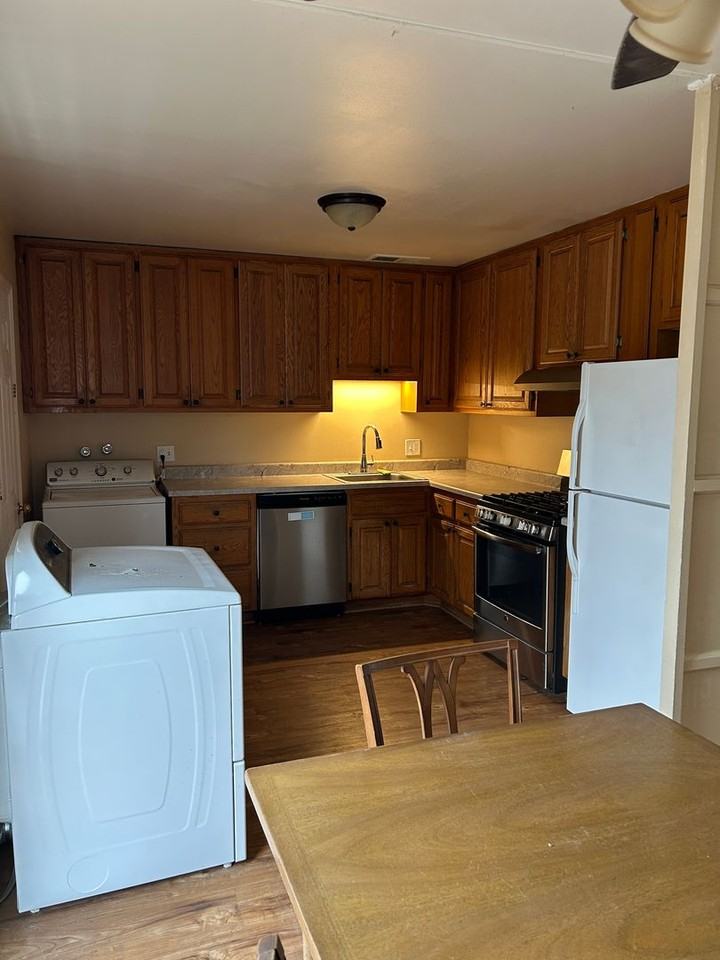 1260 Plymouth Way - Photo 3 of 10