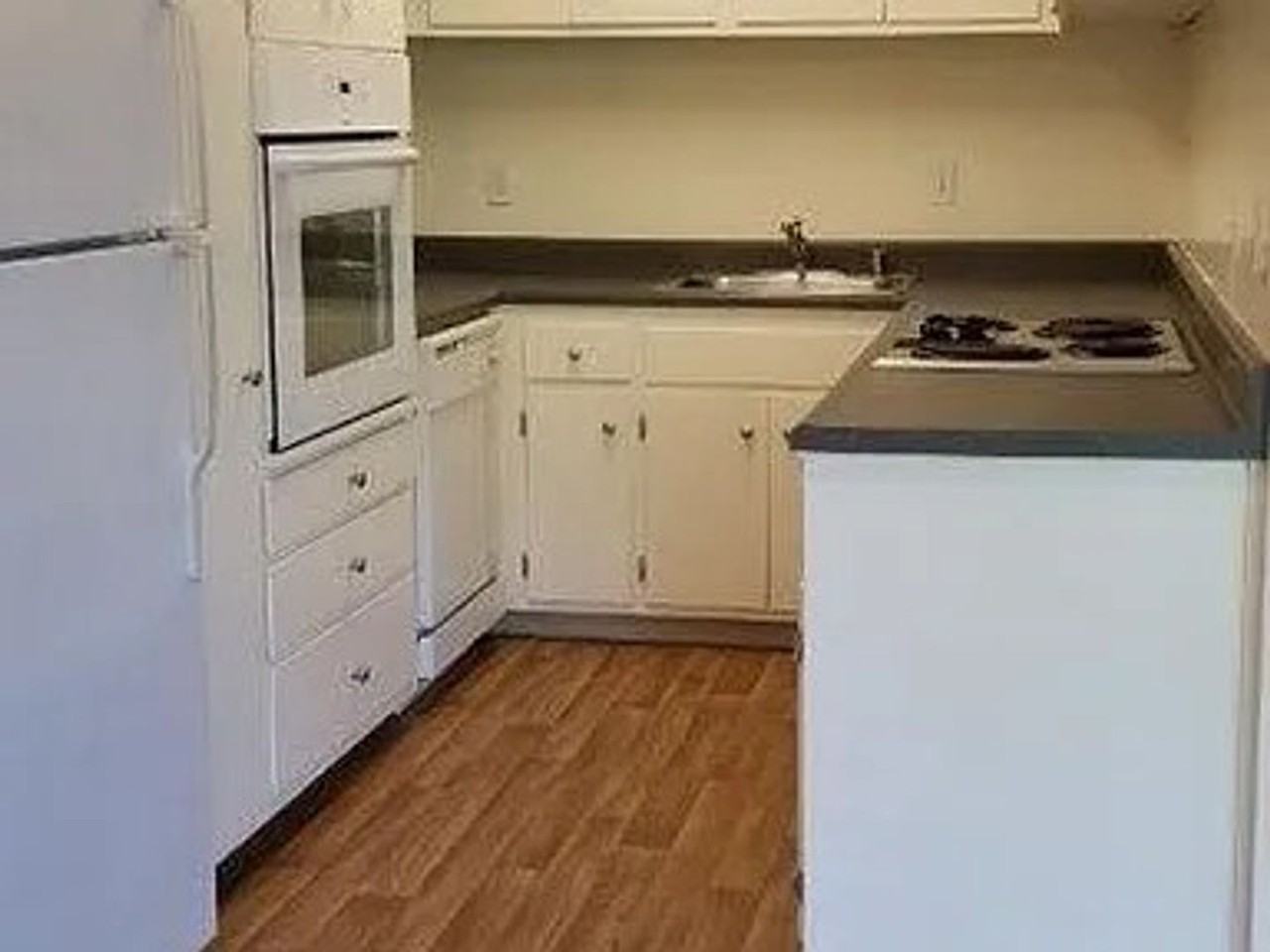 1705 Carmel Dr - Photo 4 of 10