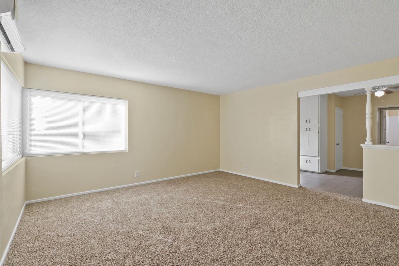 2620 W Via Corona - Photo 3 of 17