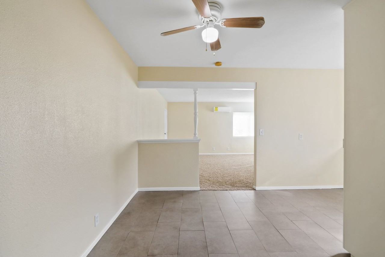 2620 W Via Corona - Photo 4 of 17