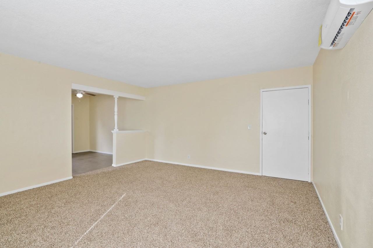 2620 W Via Corona - Photo 5 of 17