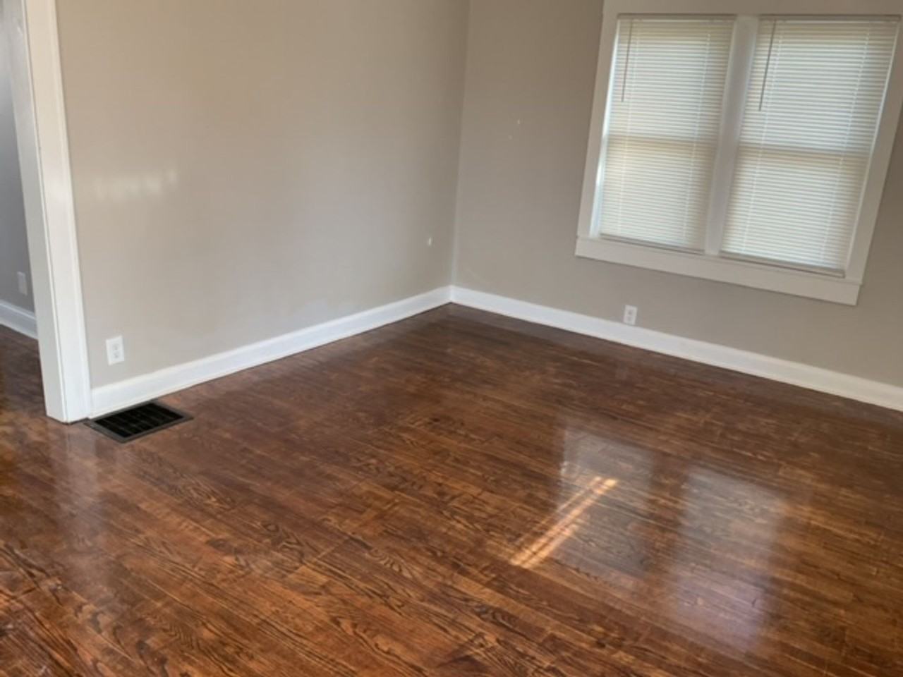 1534 E 34th St - Photo 4 of 11