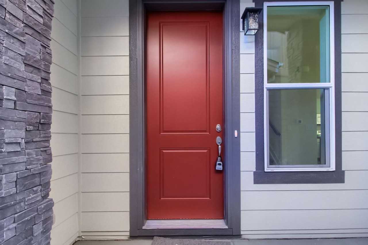 1057 Torrey St - Photo 3 of 24