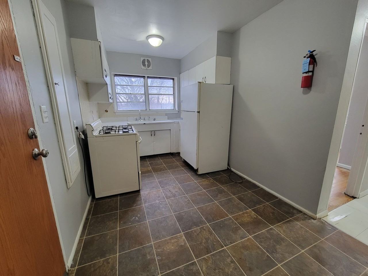 709 W 14th St - Photo 2 of 12