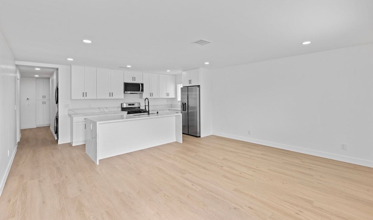 4722 68th St - Photo 4 of 30