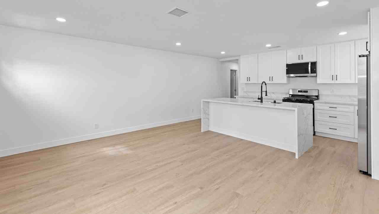 4722 68th St - Photo 2 of 30