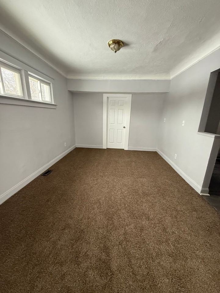 1027 E 148th St - Photo 3 of 7