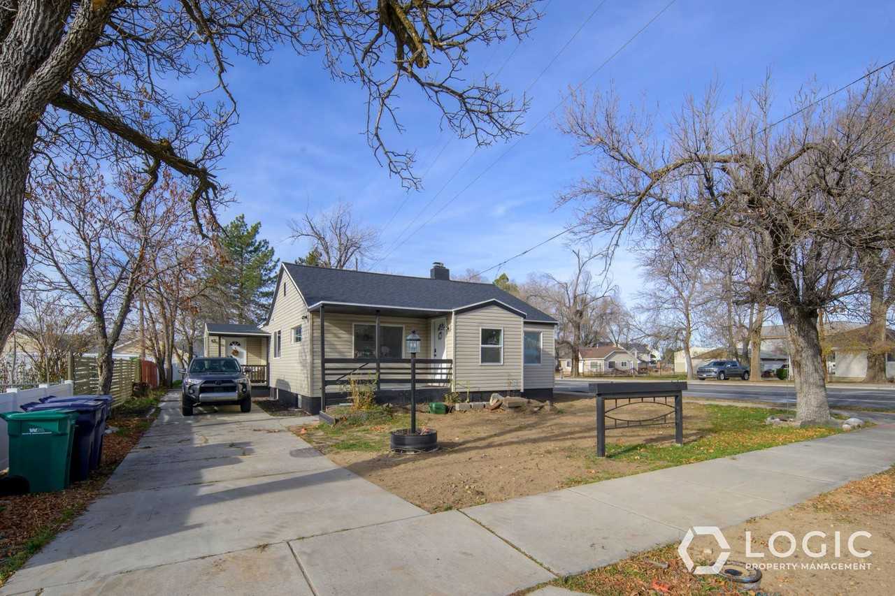 7808 S 1000 E - Photo 3 of 20