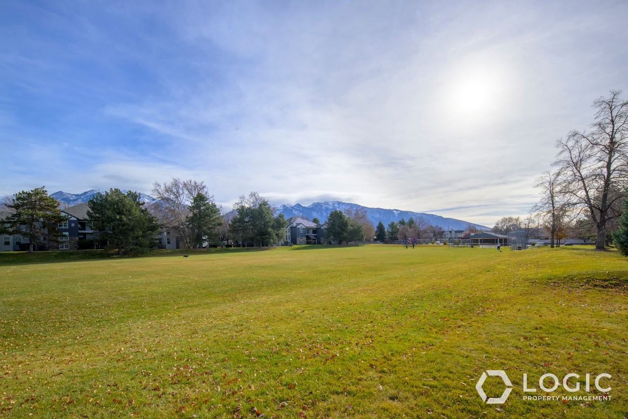 7808 S 1000 E - Photo 5 of 20