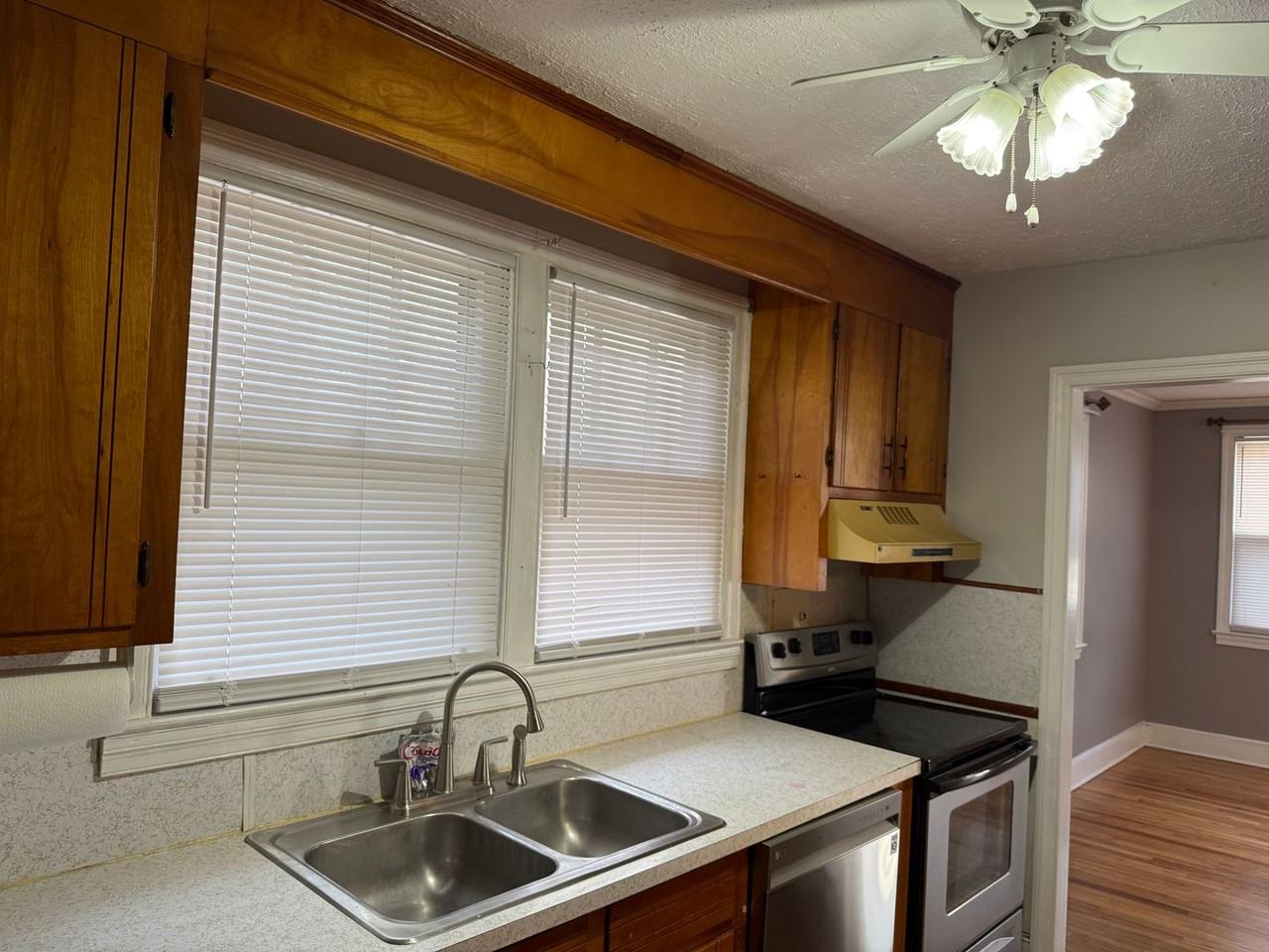 329 Guilford St - Photo 5 of 18