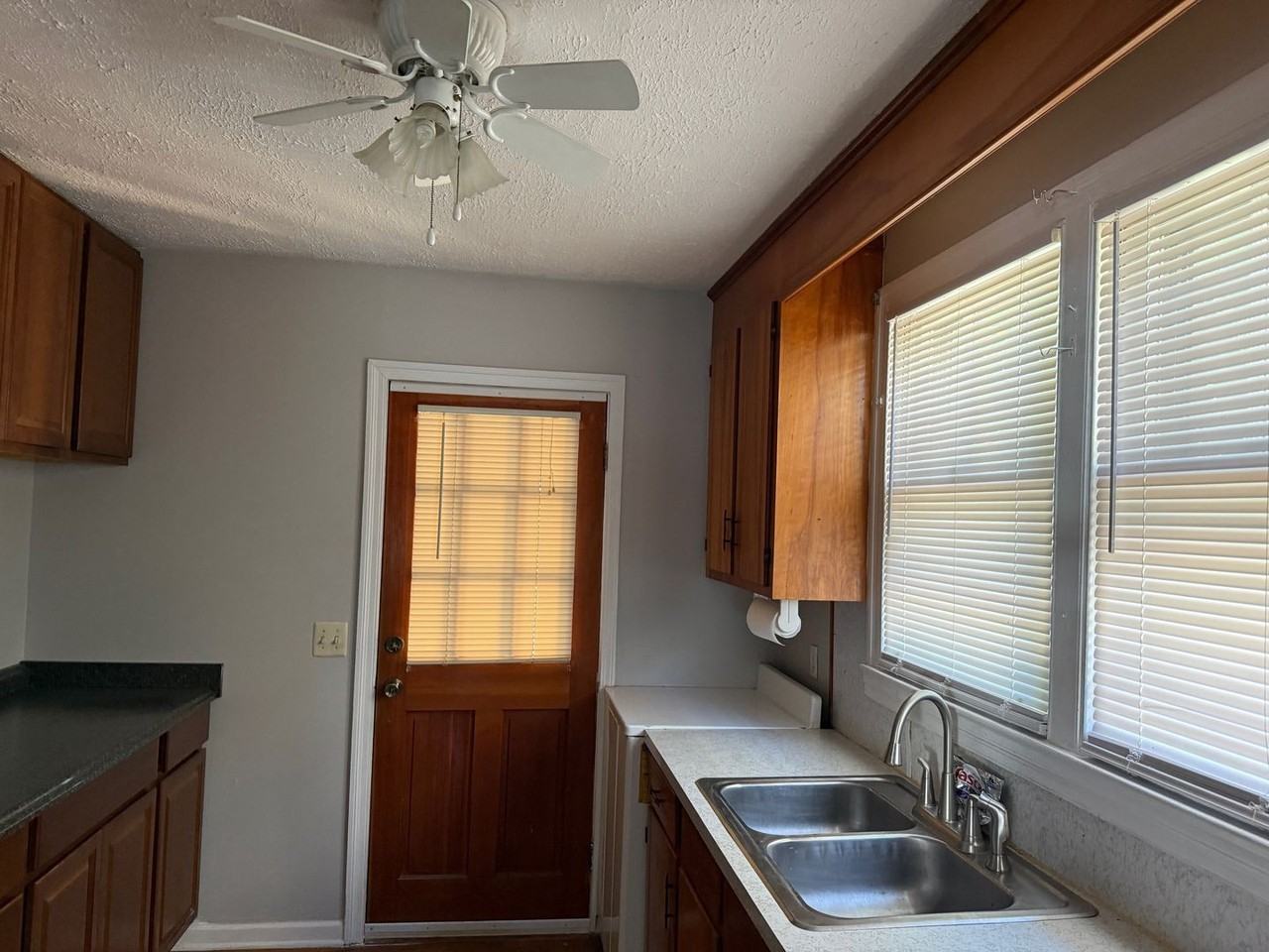 329 Guilford St - Photo 7 of 18