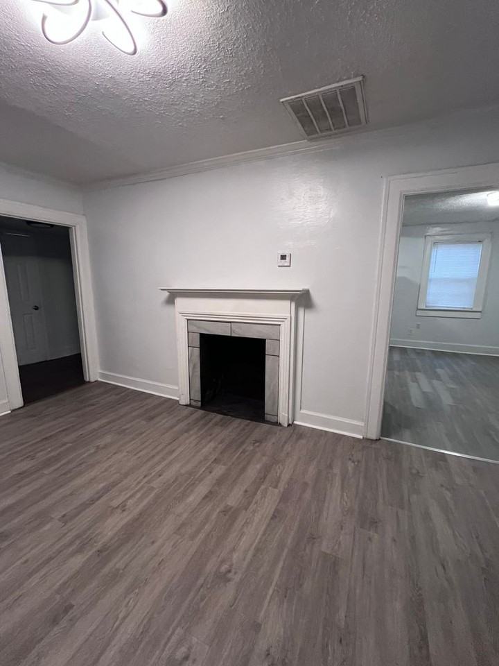 2219 Locust St - Photo 2 of 8