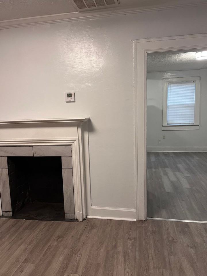 2219 Locust St - Photo 3 of 8